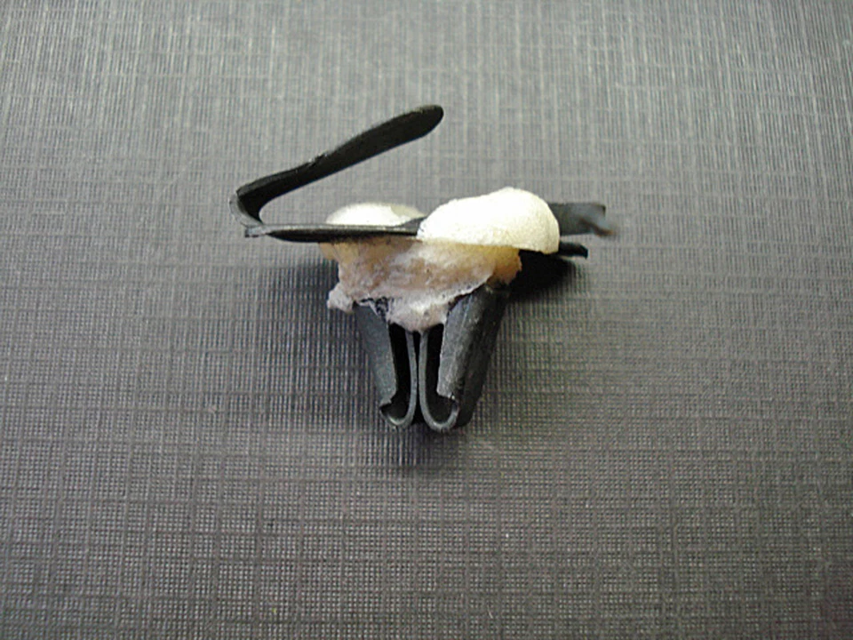 25 pcs NOS fender door moulding clips sealer 3/4" to 1" Oldsmobile Cadillac GM - Image 2 of 4