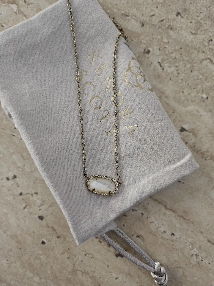 Collar Colgante Kendra Scott Elisa Marfil Madreperla Tono Dorado Foto 2 de 4