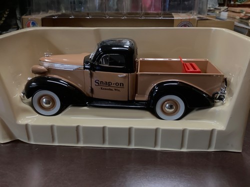 2003 Crown Premium Snap-On 1937 StudeBaker PickUp 1:24 Die Cast Replica Bank - Picture 10 of 18