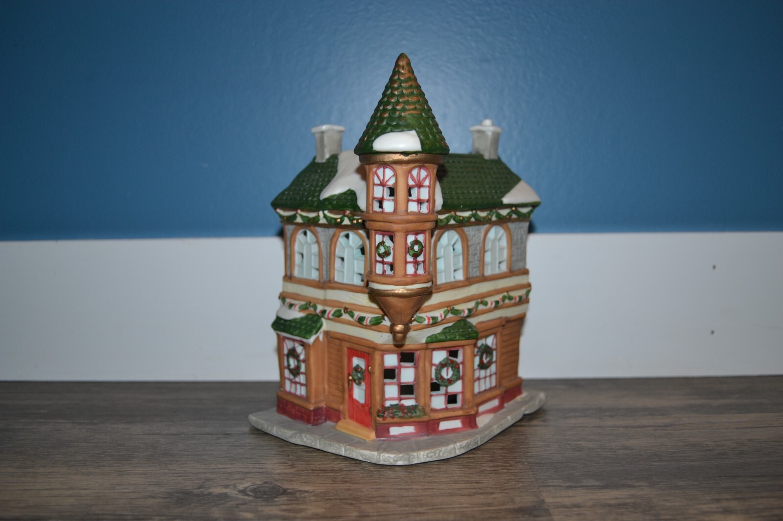 KIRKLAND VICTORIAN CHRISTMAS VILLAGE CORNER SHOP BUILDING eBay