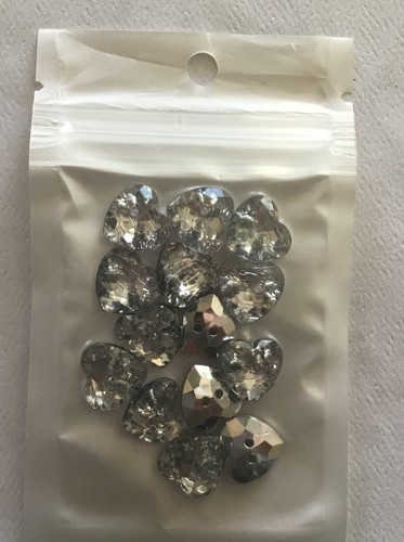 Pack of 14 Clear Crystal Heart Faceted Acrylic Rhinestone 2 Holes Buttons 13 mm - Picture 3 of 3