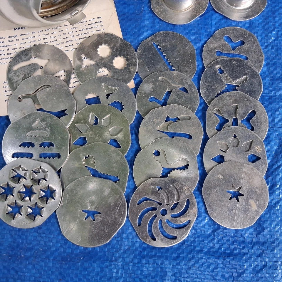 Vintage Cookie Pastry Press Metal with 4 decorating tips, 19 presses - Image 2 of 4