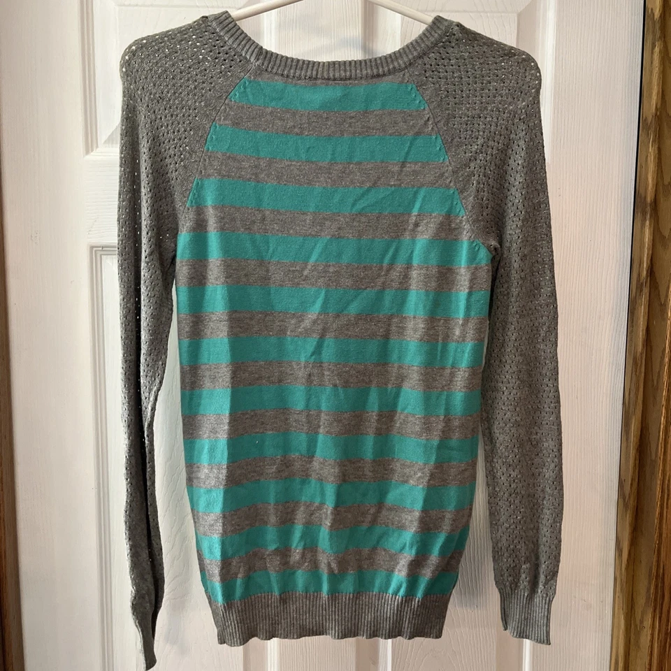 Suéter cárdigan gris Rue21 para mujer talla pequeña con rayas turquesa Foto 4 de 4