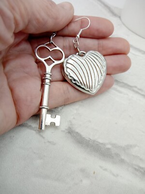 Großer Schlüssel & Herz nicht übereinstimmende Ohrringe groß silberfarben seltsamer Schmuck Trendy Funky