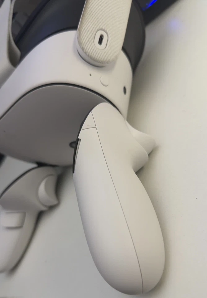 Meta Quest 3S Virtual Reality Headset 128GB - Image 3 of 4