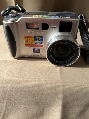 Sony Cyber-Shot DSC-S70 3.3MP, 3x Optical Zoom Battery Charger Memory Stick