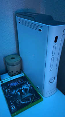 Microsoft Xbox 360 White 128gb With cables&white controllers, take the game too