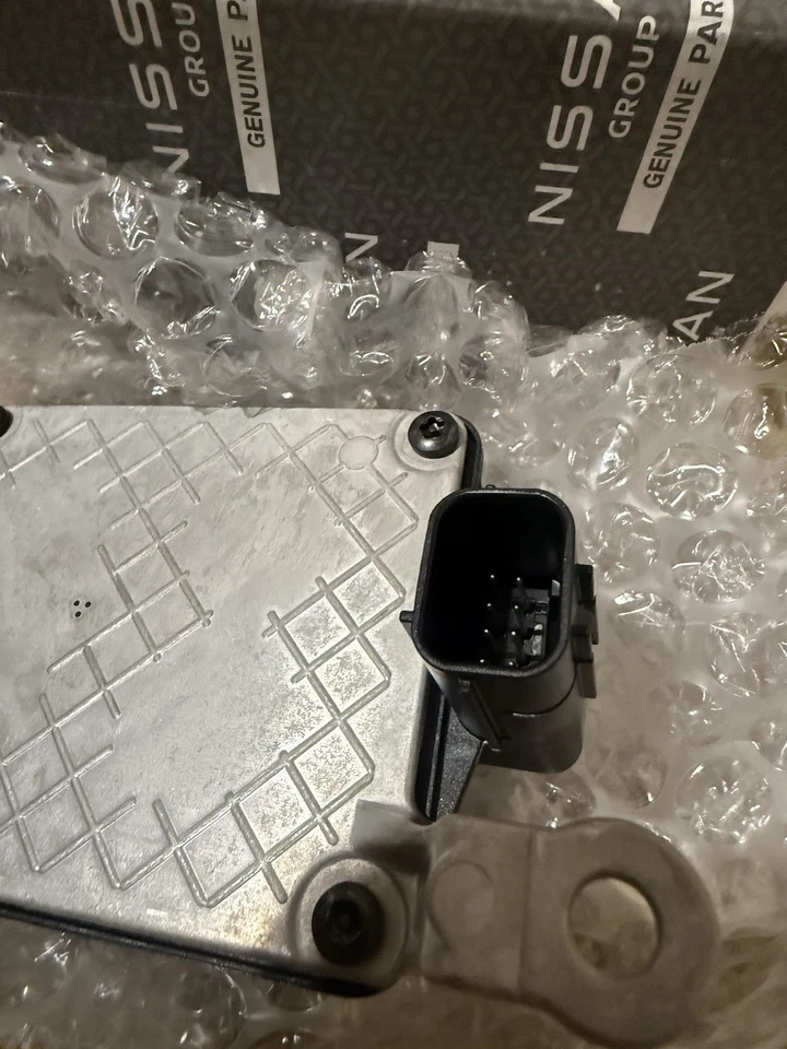 Genuine OEM Nissan 28438-5KS0A Front Cruise Control Distance Sensor Assy - Image 2 of 4