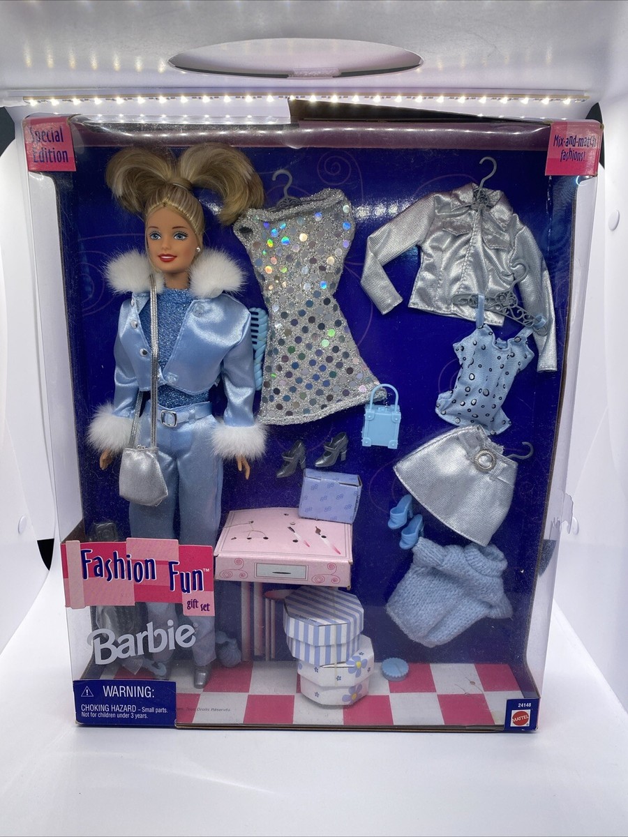 公式バービーコレクターズクラブ:1999年限定版「Suits Me Fine」 Mattel 1999 Fashion Fun Blonde Barbie Doll Gift Set Blue and