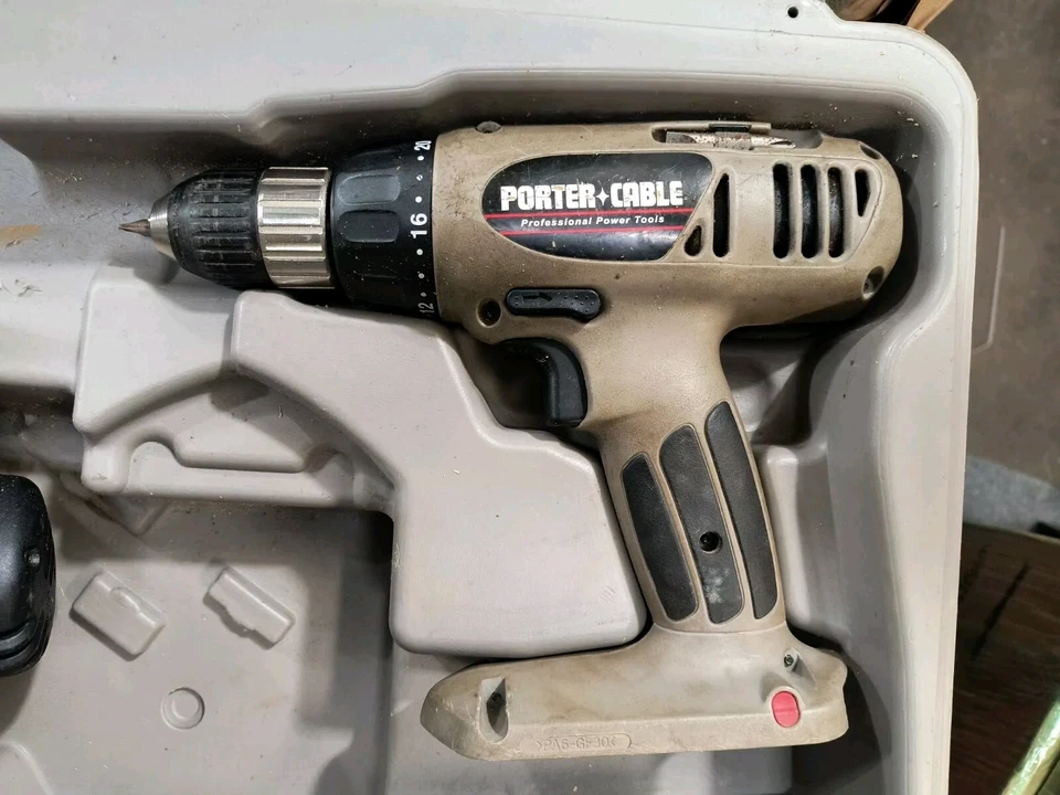 PORTER CABLE 884 19.2 V. DRILL DRIVER & 845 Circular Saw & Hard Case & Battery  - Image 2 of 4