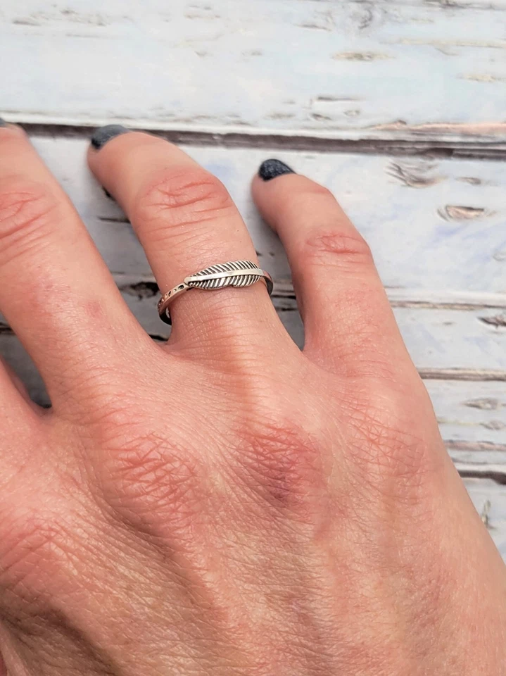 Anillo de plumas de plata de ley 925 oxidada: joyería espiritual (tallas 2-11) Foto 2 de 4