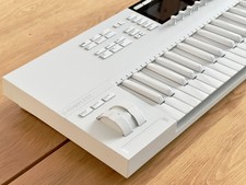 Native Instruments KOMPLETE KONTROL S49 MK2 VAPOR GRAY 166 of 500