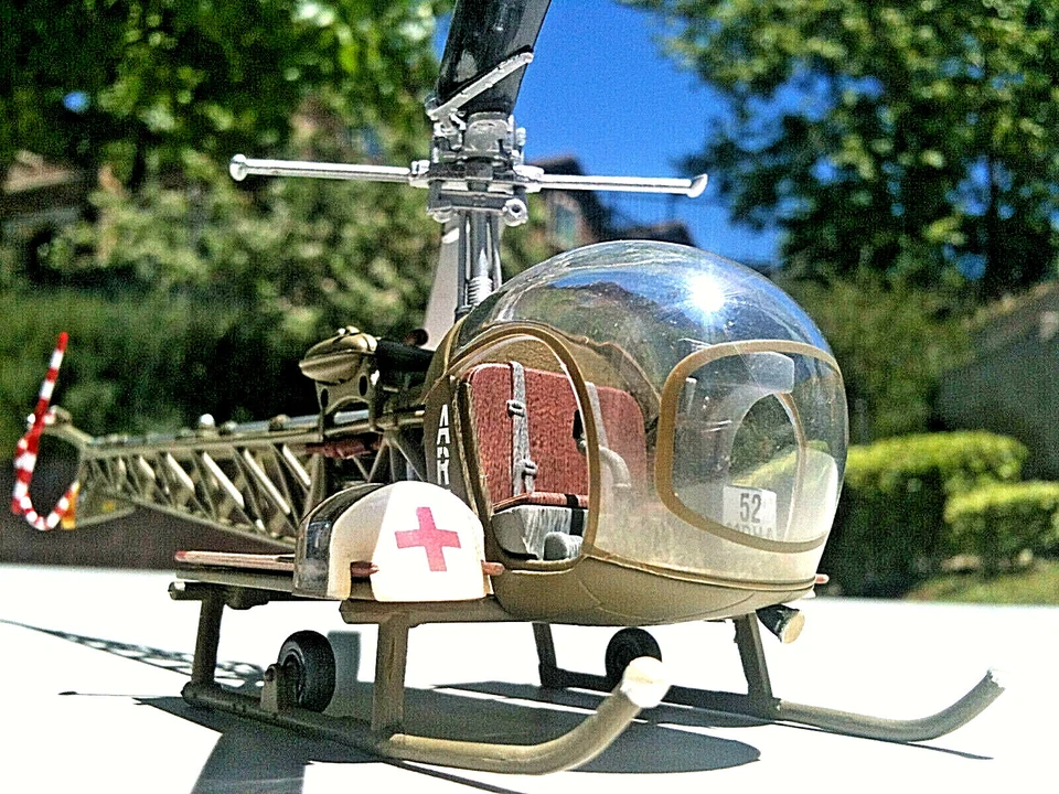 Corgi Bell H-13 Sioux US Army M.A.S.H Helicopter Korea 1951 Die-cast 1:48 Scale - Image 2 of 4