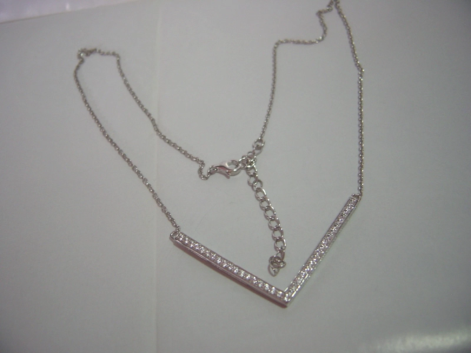 BEAUTIFUL SOLID SILVER CHAIN &UNUSUAL SUPERB SMALL SPARKLING DIAMONDS PENDENT