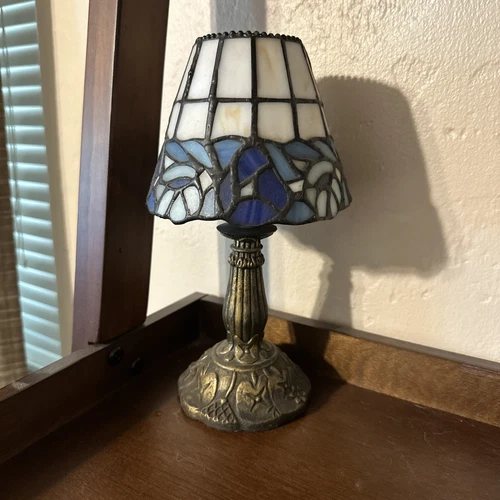 Tea Candle lamp w/ Tiffany style leaded stained glass shade, vintage. Blue&White