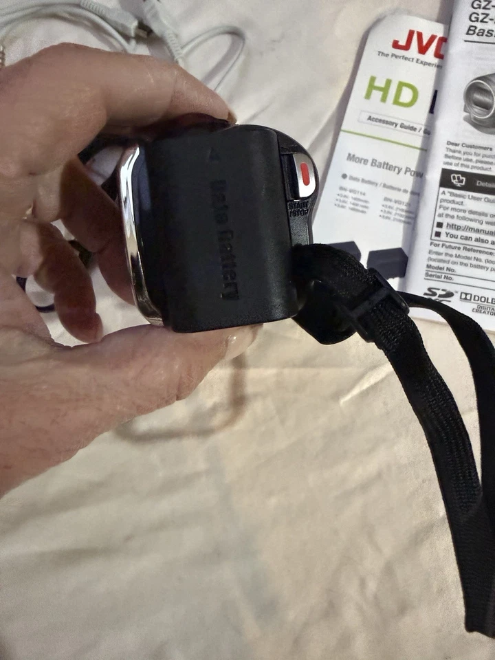 JVC Everio GZ-HM30RU Camcorder + Case Bundle And Bag - Image 3 of 4