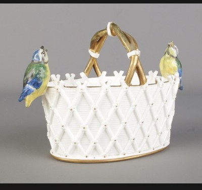 Minton Porzellankorb mit Blaumeisen. Höhe 12,5 cm, Länge 18 cm, Tiefe 9 cm.