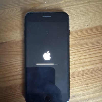 Apple iPhone 7 Plus Black 5.5'' 12MP Quad Core iOS Lightning Bluetooth Wi-Fi NFC