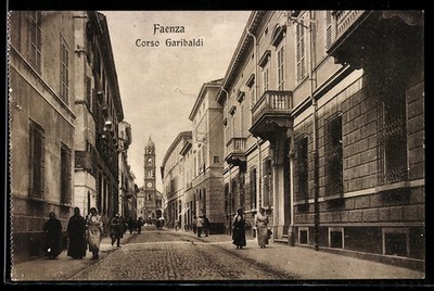 Faenza, Corso Garibaldi con passanti e edifici storici, Ansichtskarte 