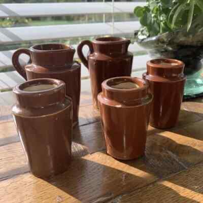 Rustikales salzglasiertes Küchensteinzeug 2 Sahnekrüge & 3 braune Vintage Milchköpfe