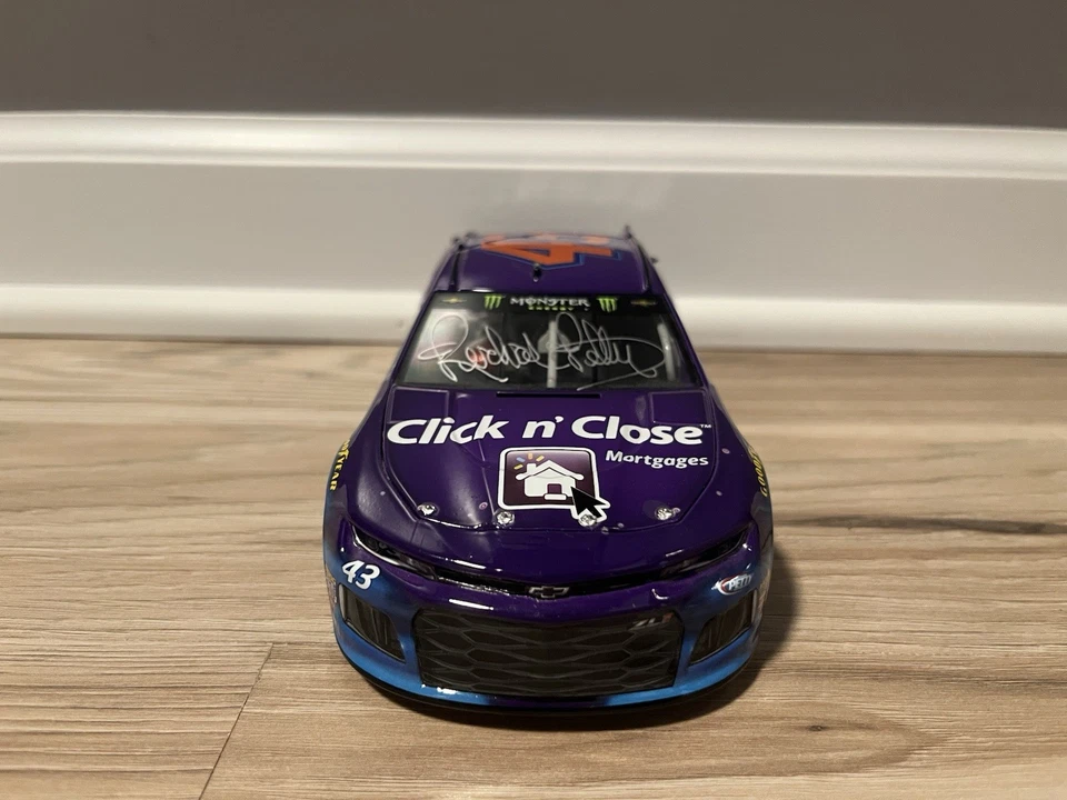 Bubba Wallace 2018 Mahle Promo 1/24 NASCAR Diecast Autografiado por Richard Petty Foto 3 de 4