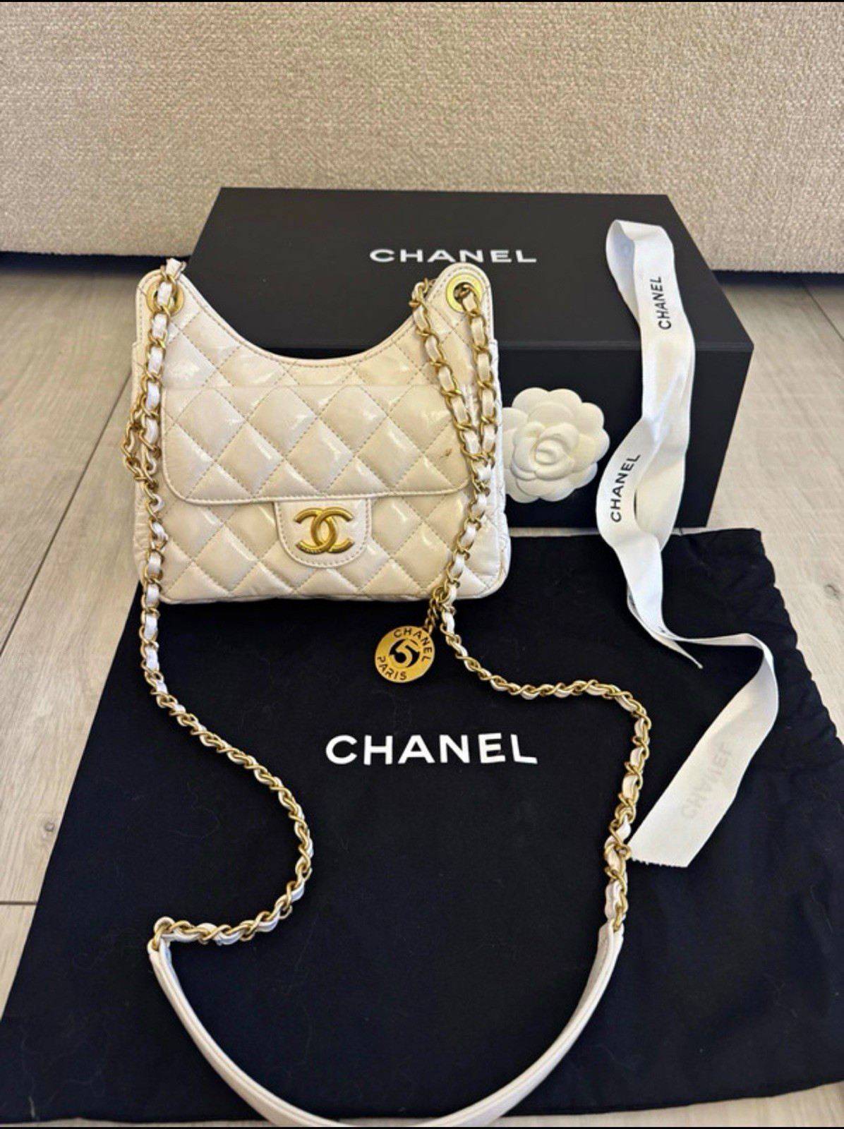 CHANEL White Quilted Leather Shoulder Bag Gold small Hobo