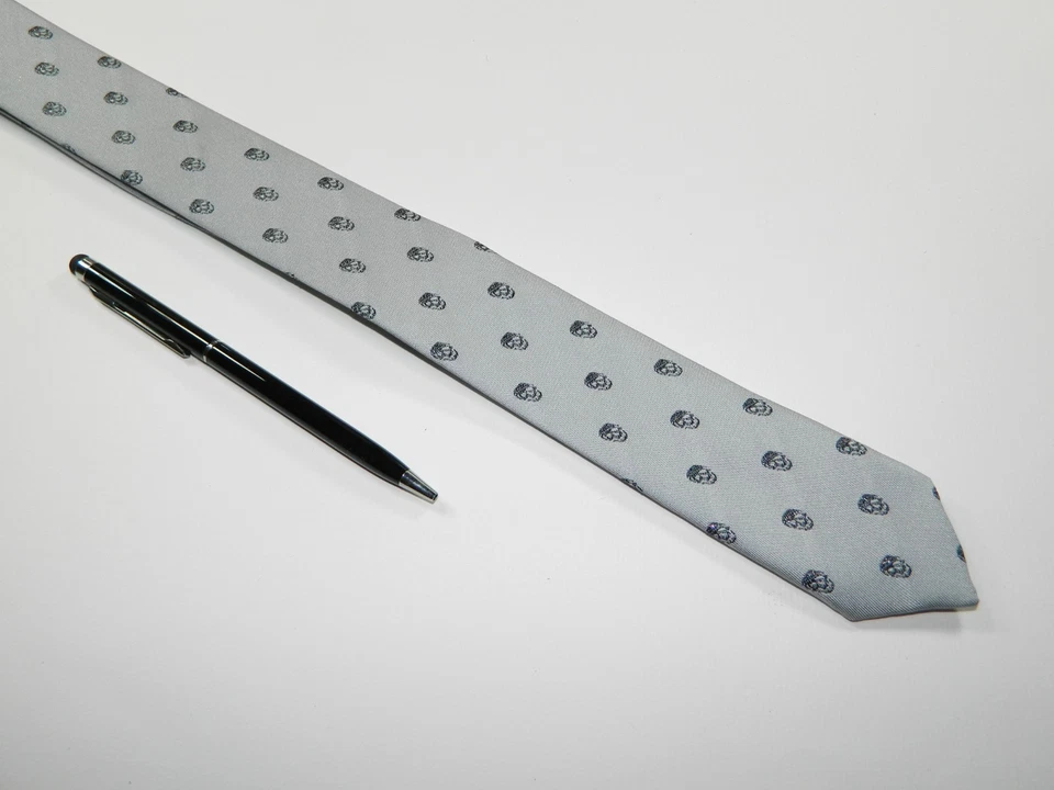 Corbata para hombre H&M H&M corbata delgada plateada negra calaveras decoración gris Foto 4 de 4