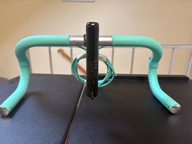 Manillar y potencia de cabina Bianchi X4 Mondiale ITM con envoltura Celeste Almarc personalizada Foto 4 de 4