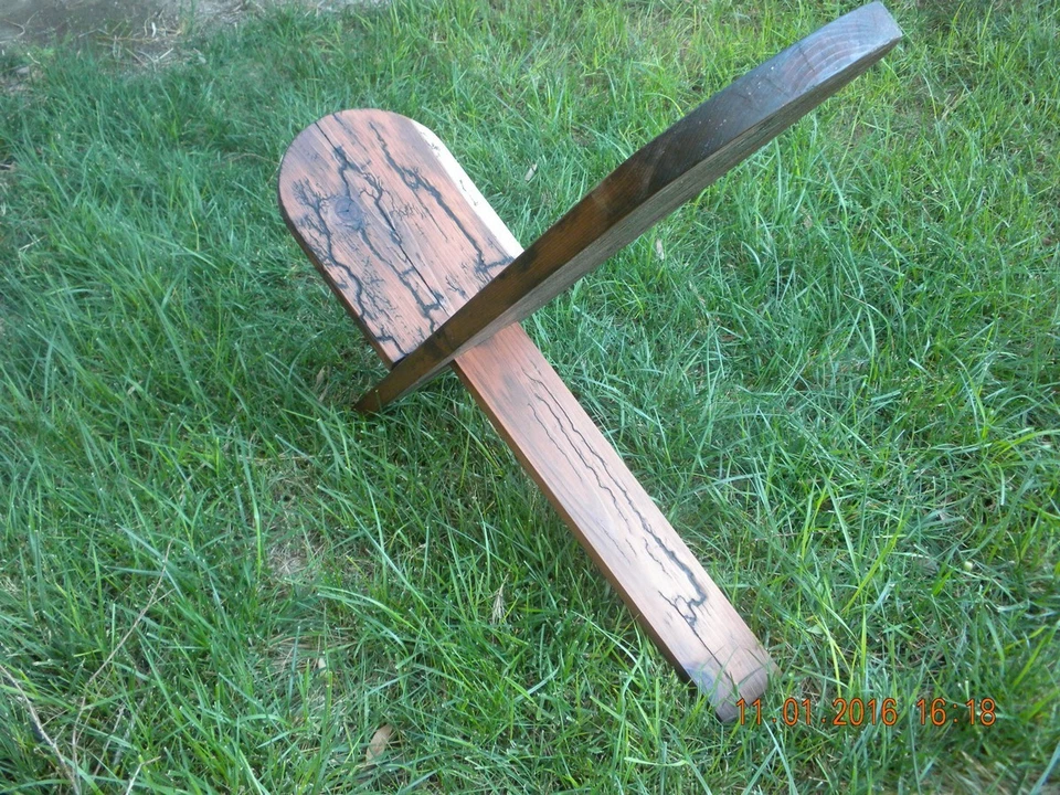 Silla Viking Stargazer de diseño. Madera roja maciza, hecha a mano, plata navideña Foto 3 de 4