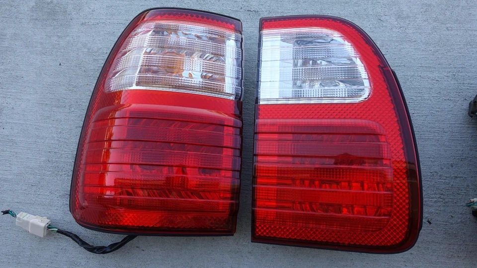 Par de luces traseras originales Lexus LX470 2000 2001 Cygnus luces traseras OEM Foto 2 de 4