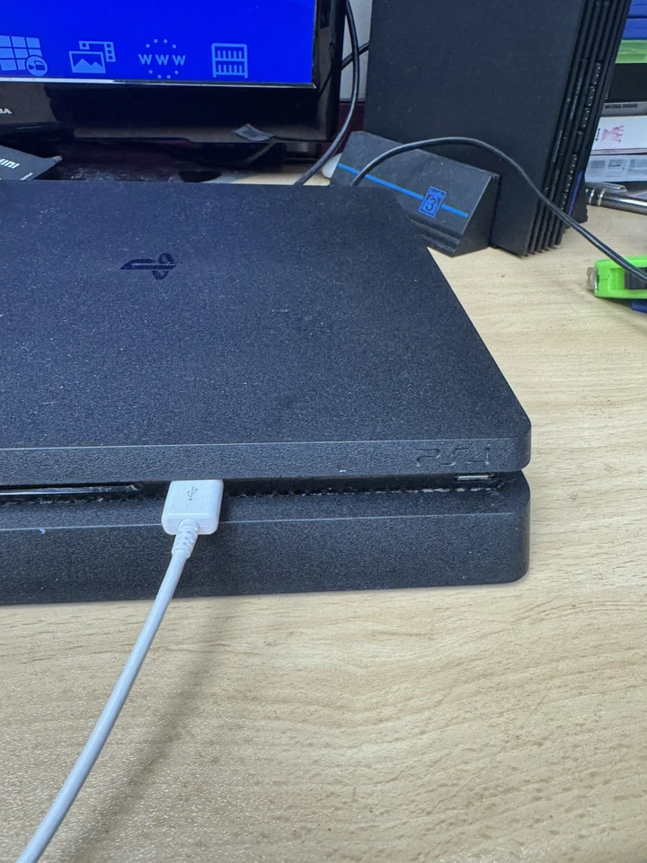 Sony PlayStation 4 Slim, photo 4 of 5