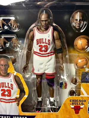 Medicom Toy Mafex: MICHAEL JORDAN (Chicago Bulls Home) Action