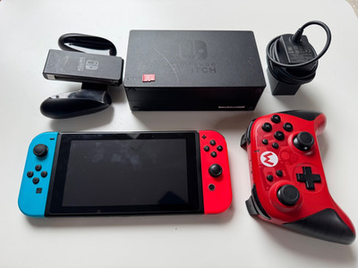Nintendo Switch 32GB Spielkonsole - Joycons in rot + blau + 128GB Speicherkarte