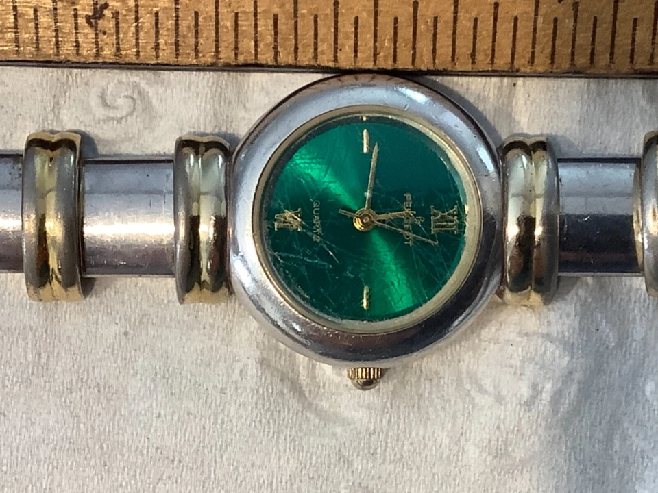 Reloj Pulsera Mujer de Peugeot, Cara Verde, Correa Plateado y Dorado Foto 2 de 3