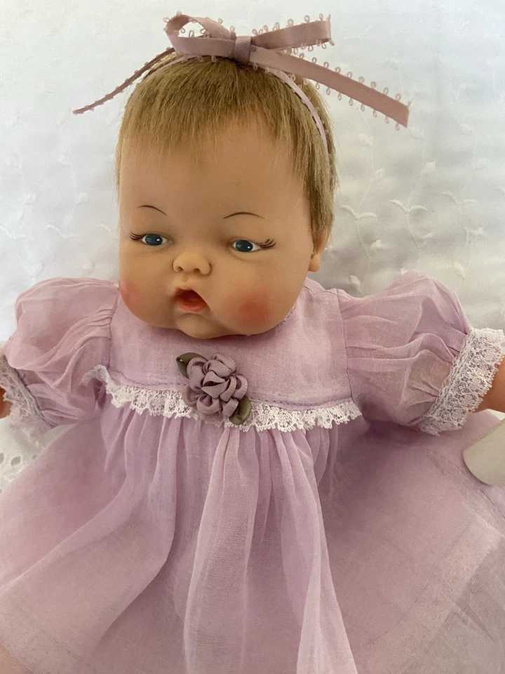 Vintage 1962 Ideal 14” Boneca Thumbelina Minúscula Vestido Roxo Botão Original Funciona - Imagem 2 de 4