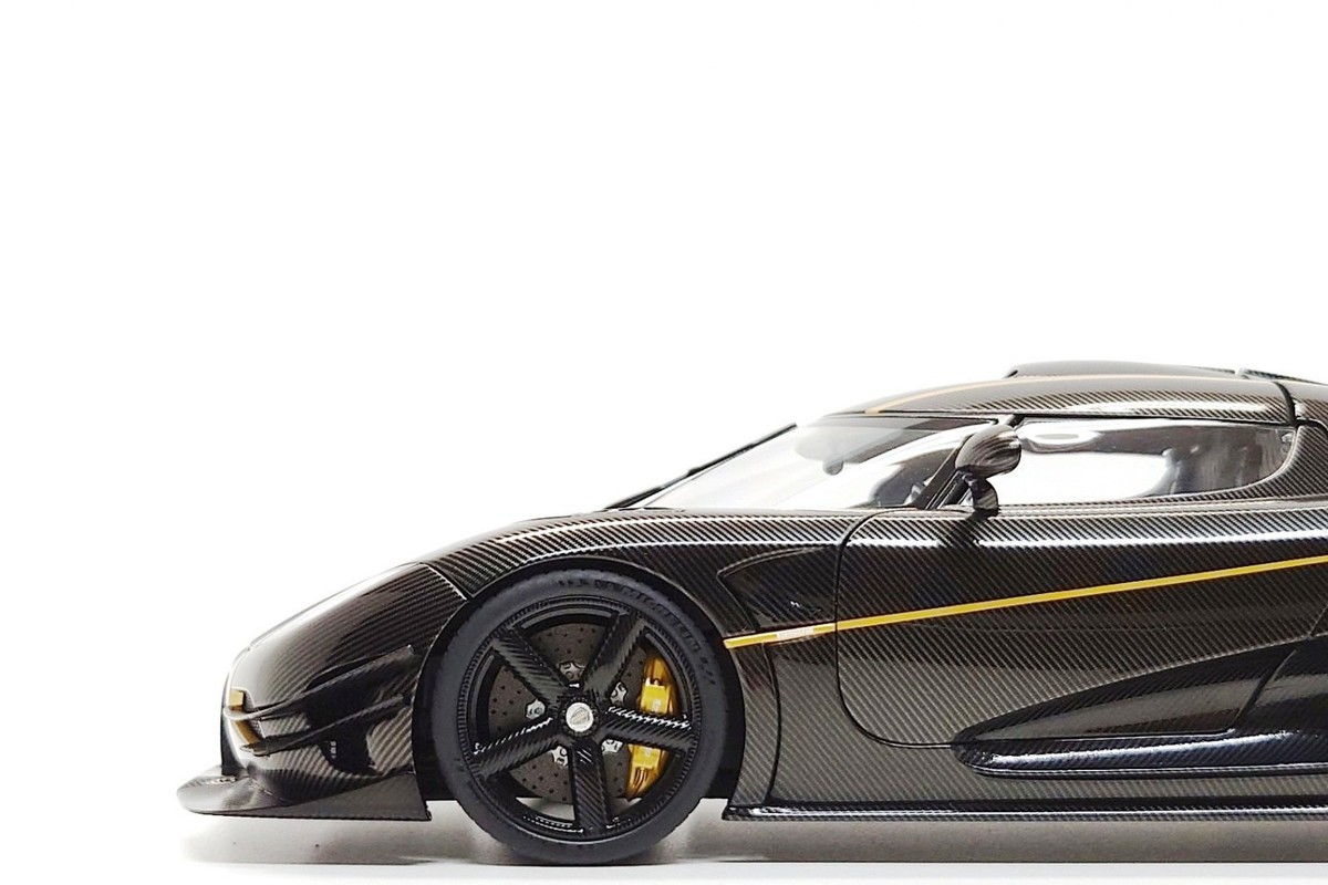 AUTOart 1:18 Koenigsegg One:1 in Clear Carbon Fiber / Gold Stripes