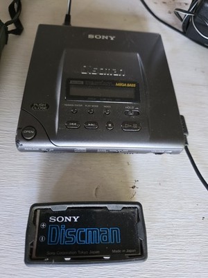 Sony D-303 Discman CD Player Portable w original Headphones Case