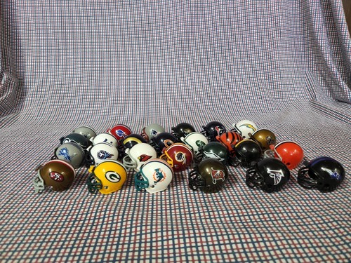 2010 NFL FOOTBALL MINI GUMBALL MACHINE PLASTIC HELMETS, Lot of 26 - Picture 3 of 8