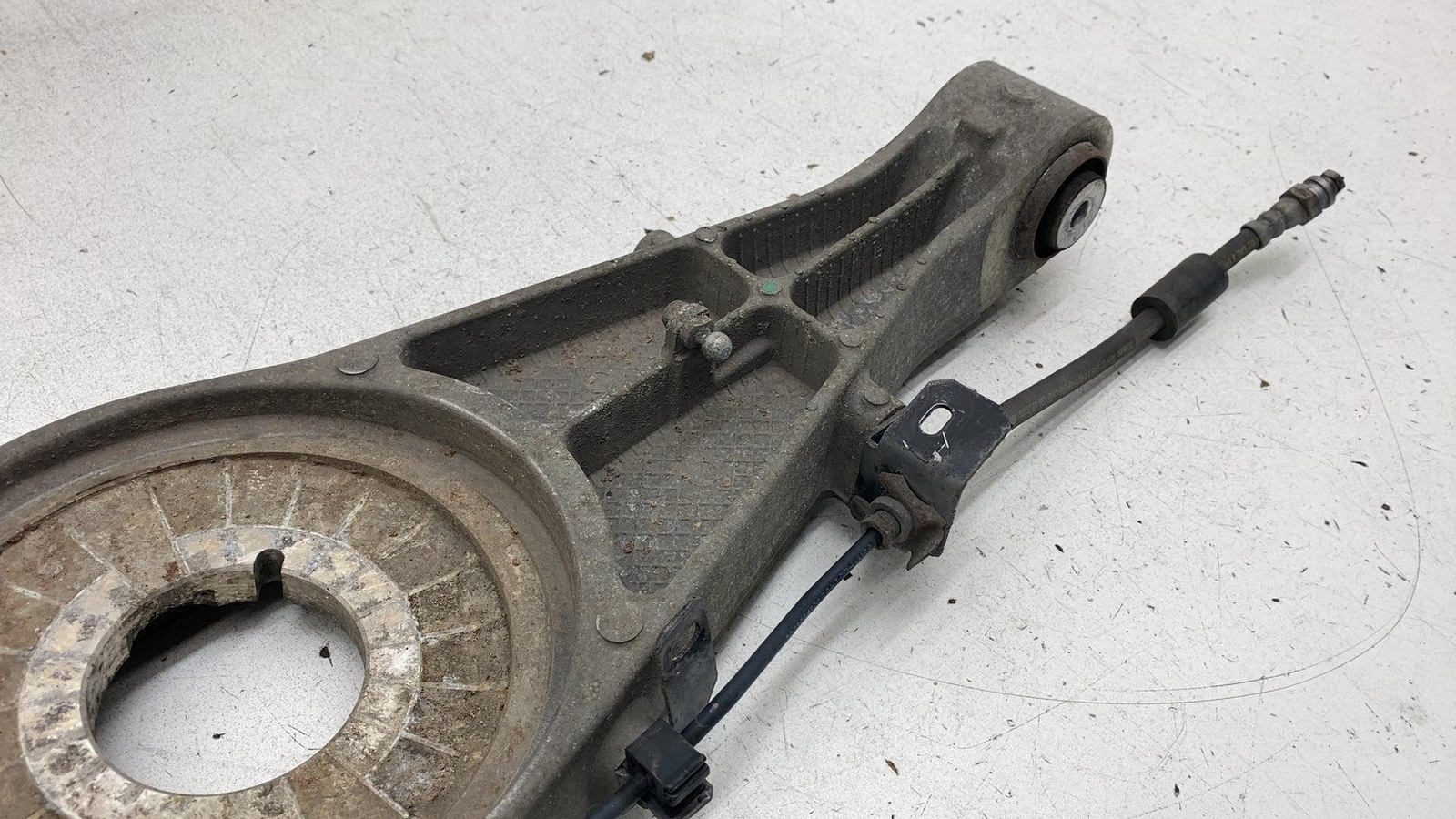 ⭕2017-2020 Maserati Levante Rear Left Driver Side Lower Control Arm Spring Perch