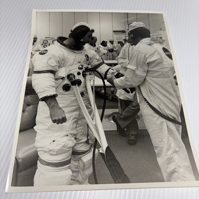 NASA KENNEDY SPACE CENTER APOLLO 17 ASTRONAUTS BEING SUITED UP PRESS PHOTO B