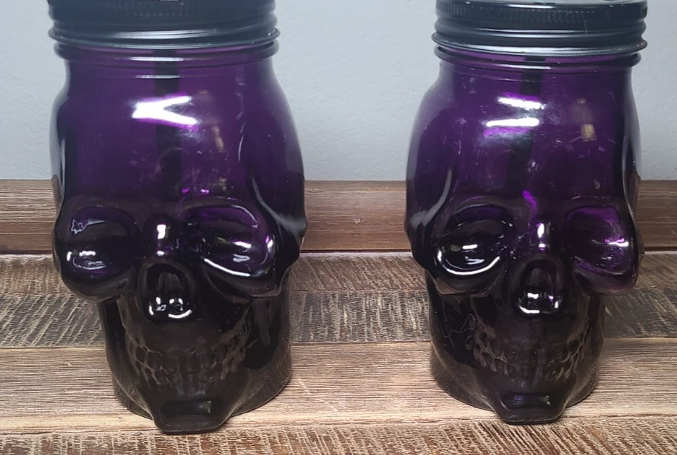 3 tarros de albañil calavera de vidrio tapa de metal atornillada 2 pajitas de plástico púrpura 1 iridiscente Foto 4 de 4