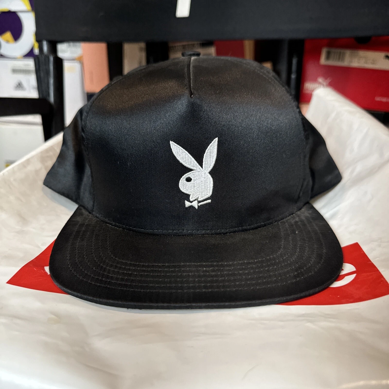 Casquette snapback noire en satin Supreme Playboy 