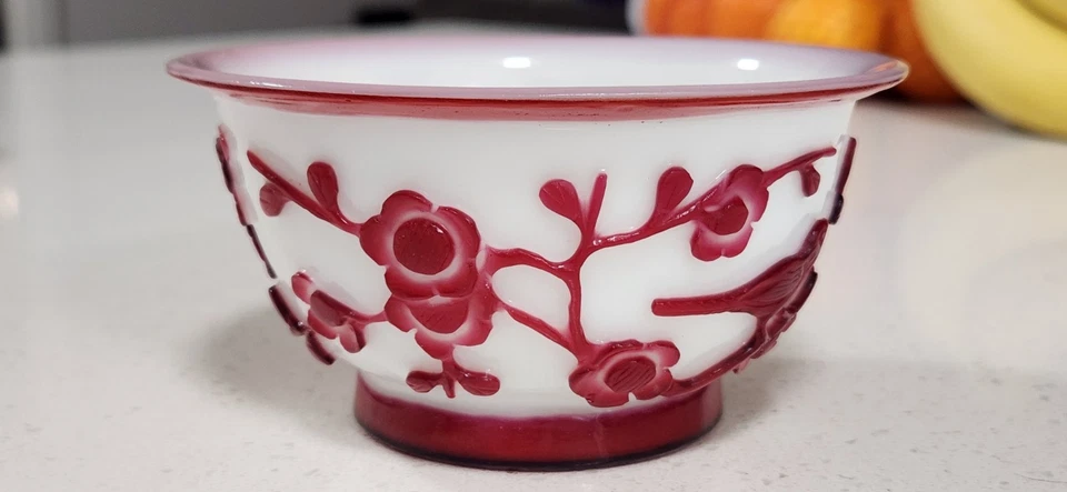 Antiguo cuenco floral chino tallado de vidrio de Pekín rojo profundo dinastía Qing tardía Foto 3 de 4