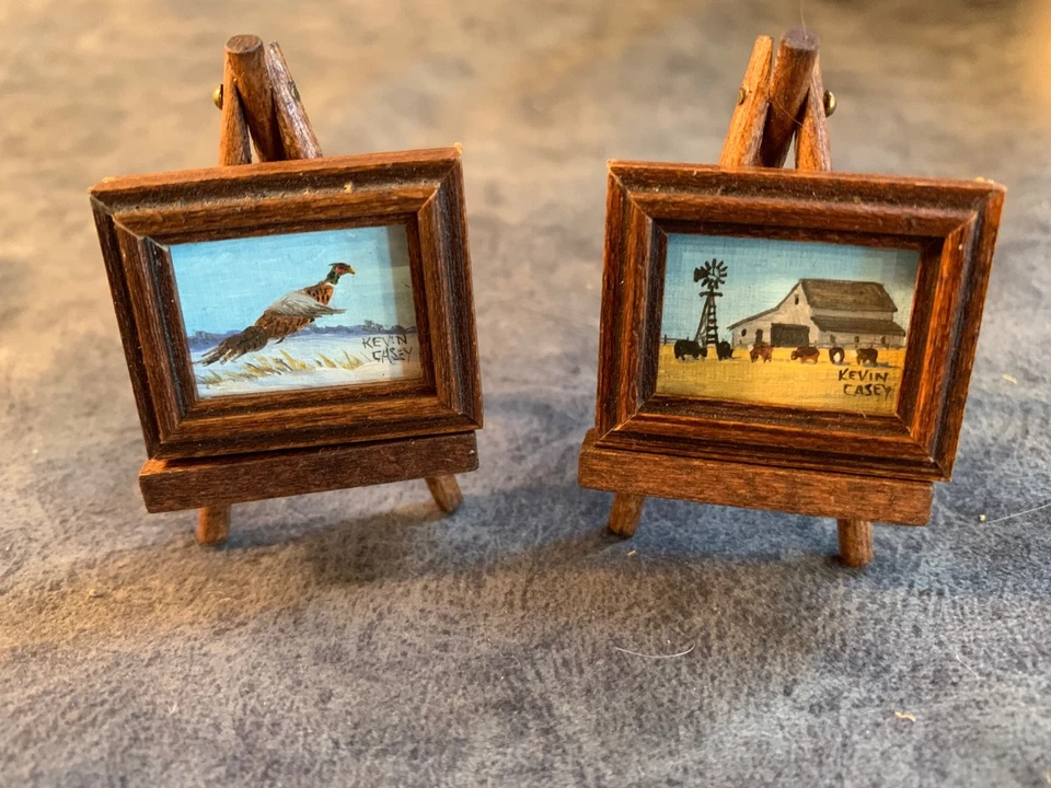 2 pinturas en miniatura de 1 5/16 por 1 pulgada firmadas con mini caballetes faisán y granero Foto 3 de 4