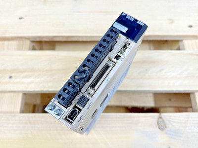 Yaskawa SGDV-2R8A01A SERVOPACK AC-Servoverstärker AC-Output 2.8A/400W; 3-ph 230V