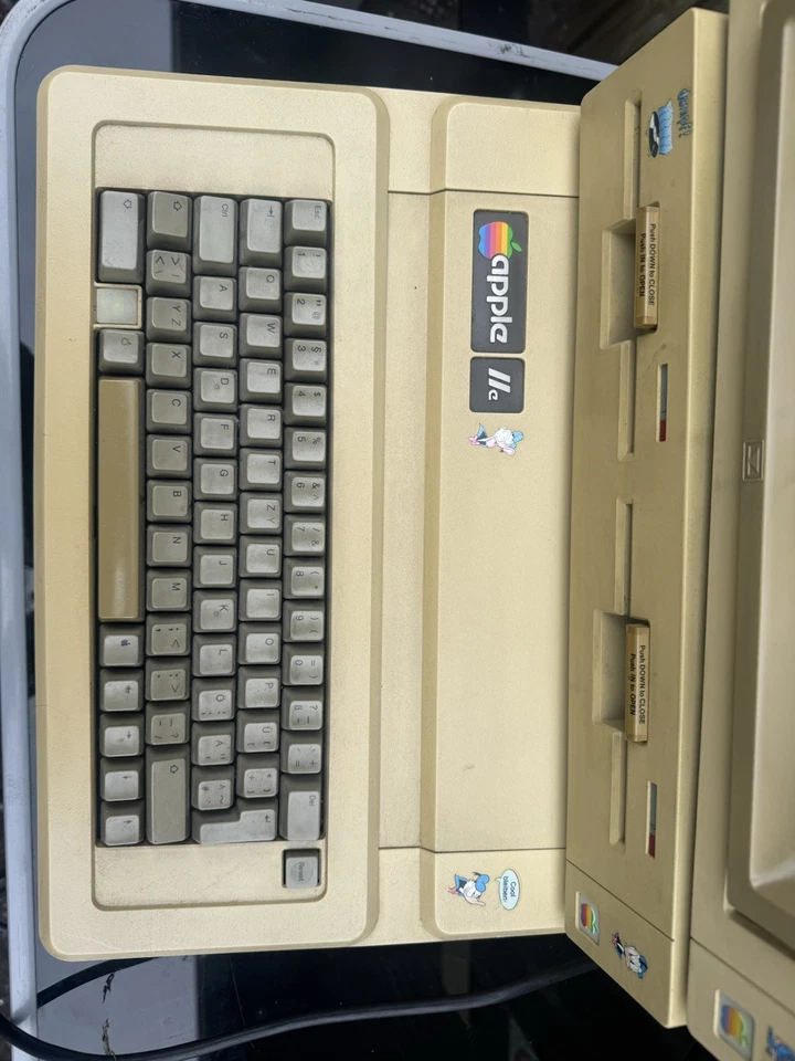 Apple IIc, computer, monitor & stand, Duo disk drive (6575) - Bild 2 von 4