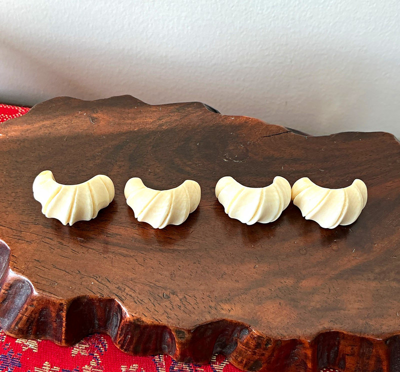 Ivory Color Crescent Stud Earrings Set Lobe No Stone 0 Gemstones