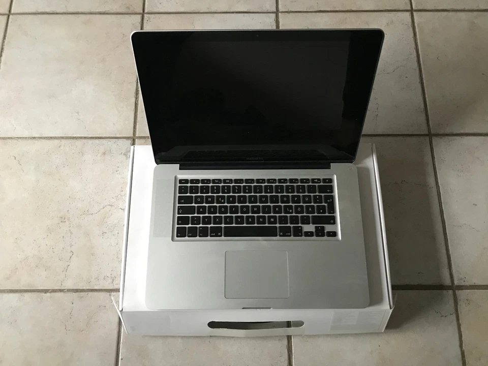Apple Macbook Pro 15 Zoll mit komplettem Zubehör und OVP - Bild 2 von 4