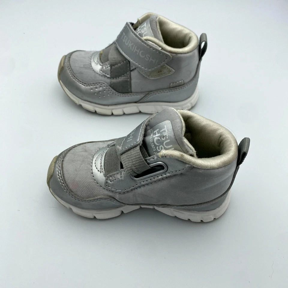 Tsukihoshi TOKYO Niño Pequeño EE. UU. 7 Zapatos Plateados Punta Redonda Parte Superior Baja Tenis Impermeables Foto 2 de 4