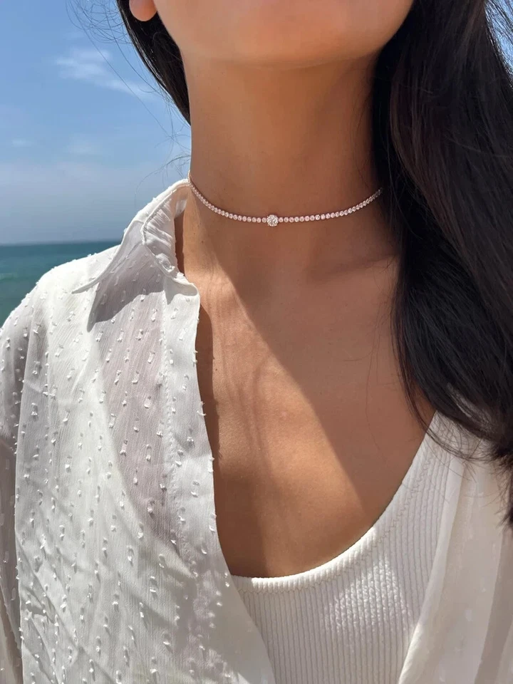 Gargantilla de tenis redonda de diamantes simulados de 7 quilates para mujer enchapada en oro blanco de 14 k Foto 2 de 4